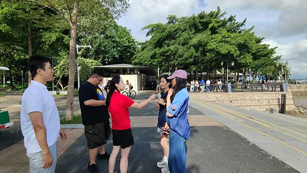 人民網(wǎng)記者采訪紅樹(shù)林公園游客。人民網(wǎng)記者 李彤?dāng)z