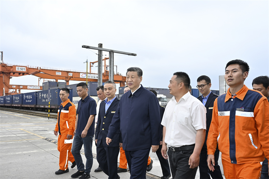 2024年4月22日至24日，中共中央總書記、國家主席、中央軍委主席習(xí)近平在重慶考察。這是22日下午，習(xí)近平在重慶國際物流樞紐園區(qū)重慶鐵路集裝箱中心站，同貨車司機(jī)、列車司機(jī)、裝卸工人、場站管理人員等親切交流。新華社記者 岳月偉 攝