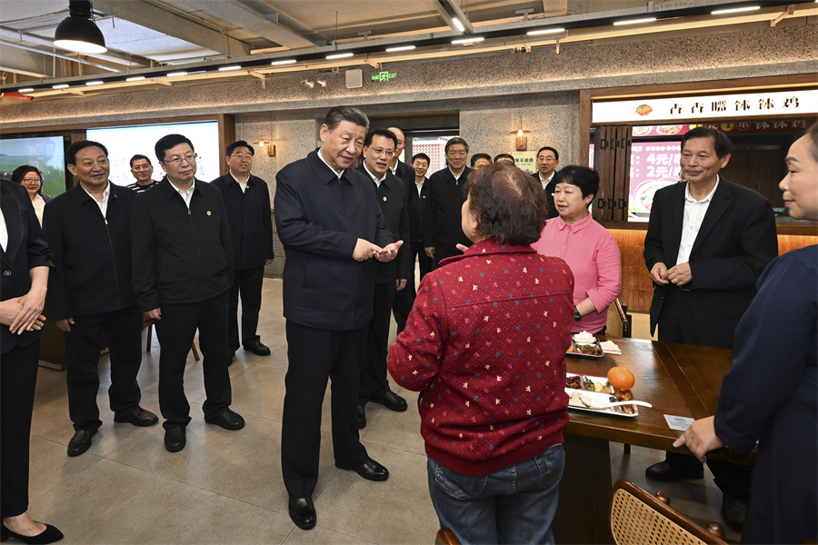 2024年4月22日下午，習(xí)近平在九龍坡區(qū)謝家灣街道民主村社區(qū)考察時(shí)，同正在社區(qū)食堂就餐的群眾親切交流。新華社記者 謝環(huán)馳 攝