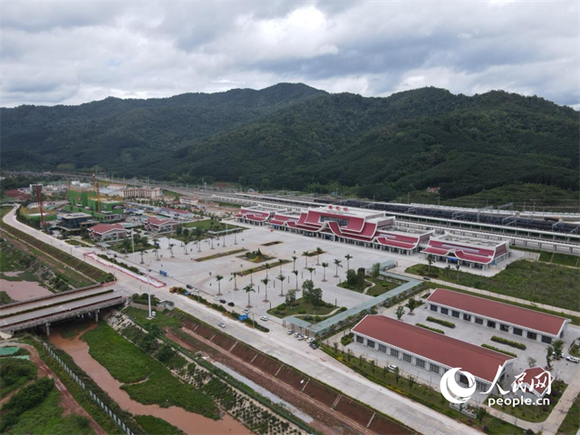 航拍云南磨憨口岸。 人民網(wǎng)記者 符皓攝