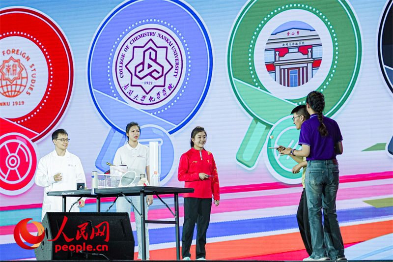 陳夢與南開學(xué)子互動。人民網(wǎng)記者 于凱攝