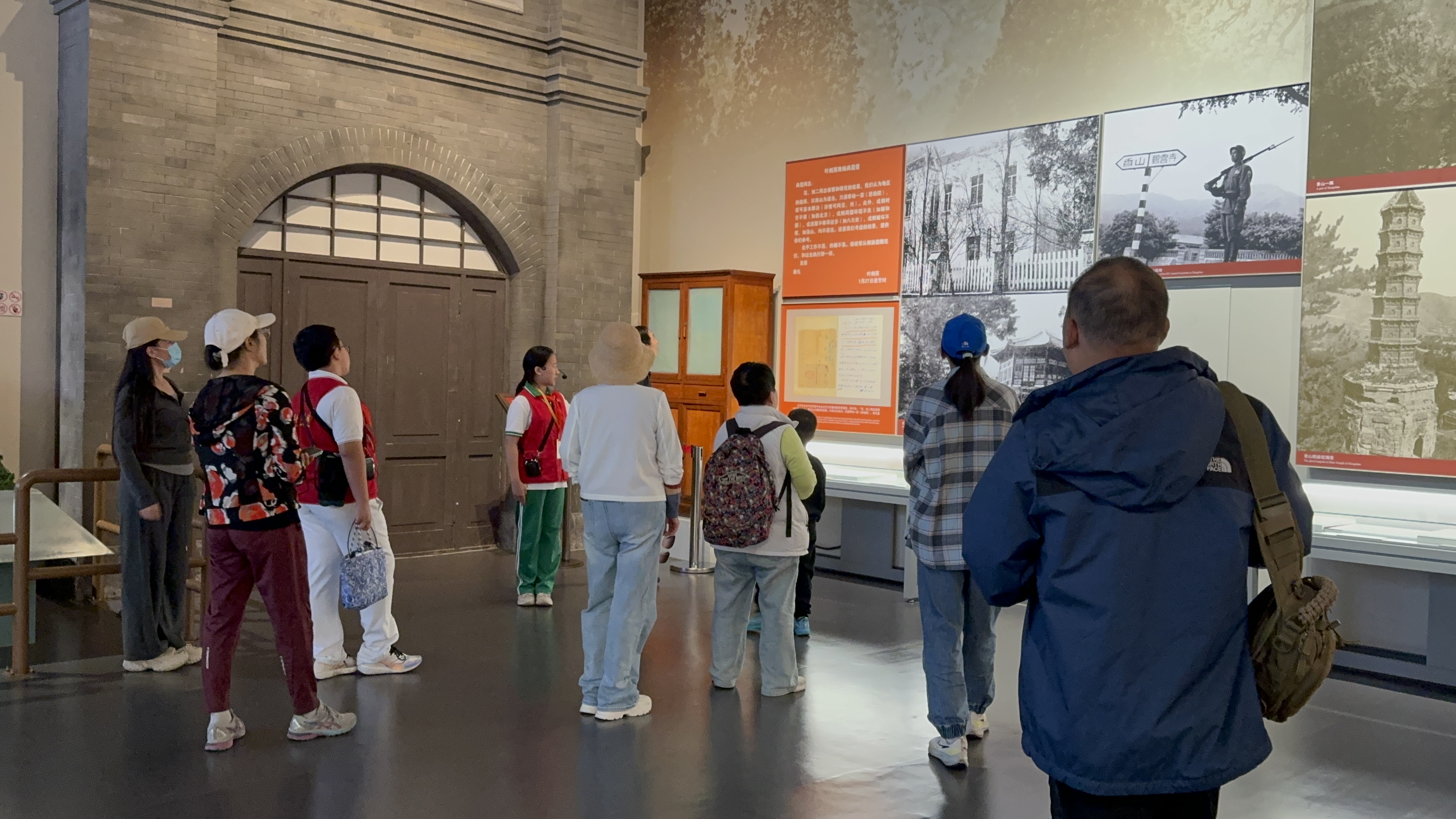 10月4日，北京香山革命紀念館內，一名“紅領巾志愿者”正在為參觀者講解。人民網記者 劉微攝