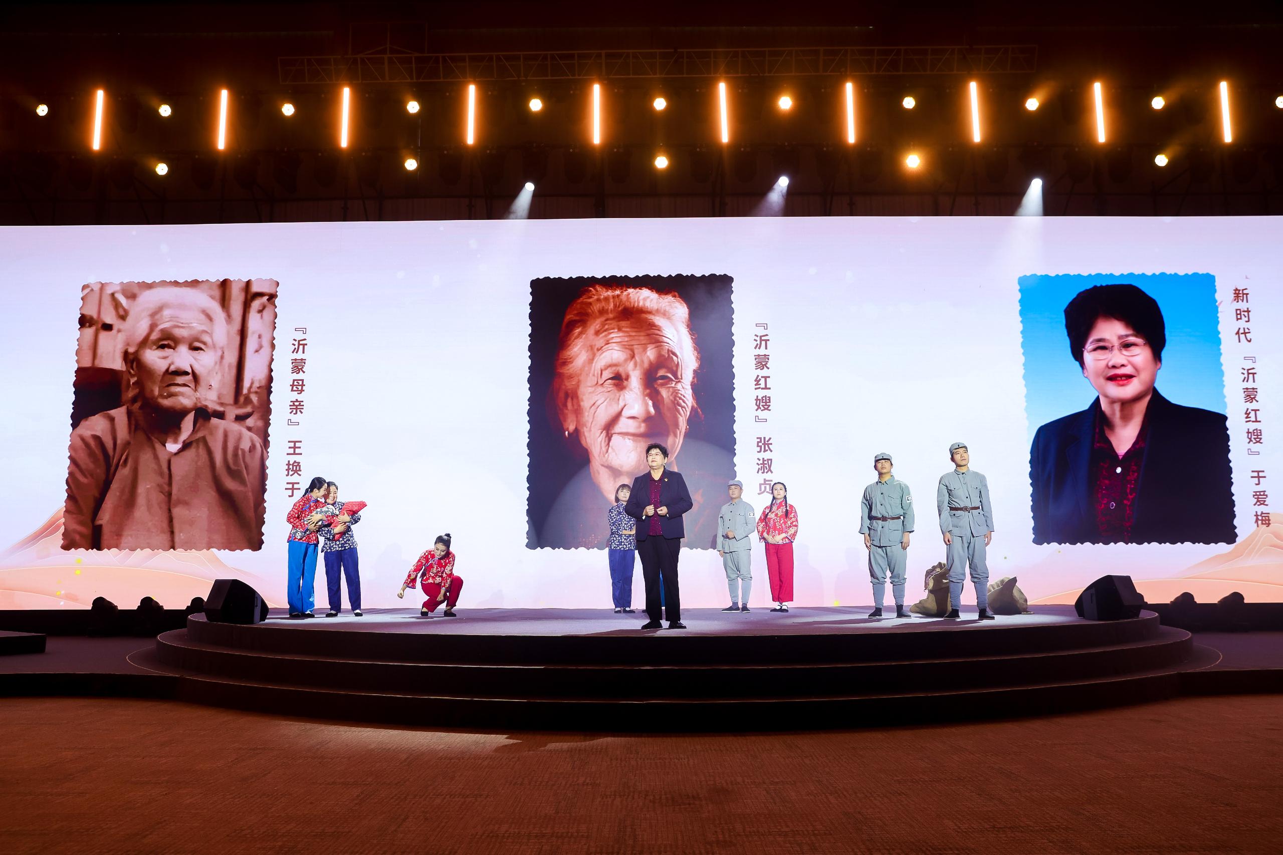 “何以中國(guó)·弦歌不輟”網(wǎng)絡(luò)主題活動(dòng)現(xiàn)場(chǎng)，于愛(ài)梅講述“沂蒙紅嫂”的故事。人民視頻供圖。
