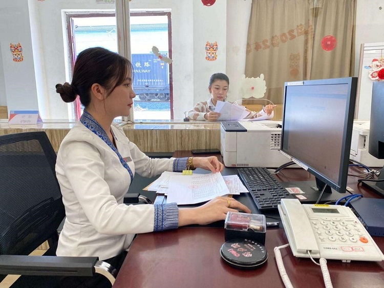 春節(jié)期間，中老鐵路員工堅守崗位，保障鐵路運行安全、暢通。李加勇攝