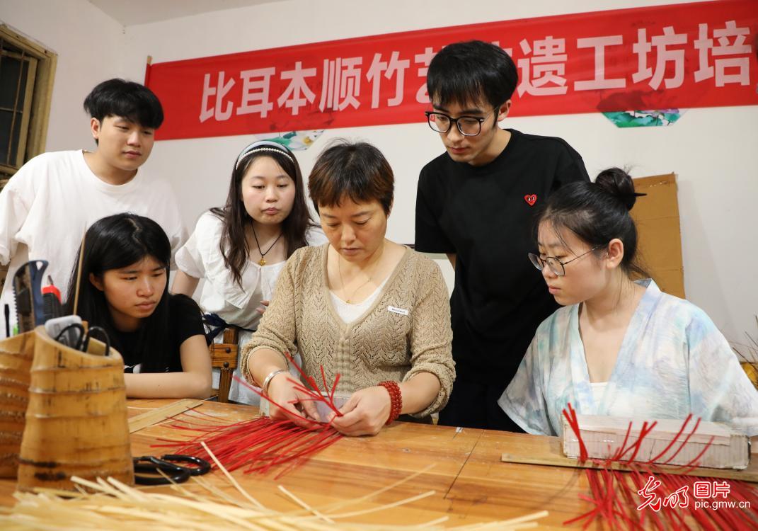 直播助農、健康義診、扮靚街巷……青年學子暑期返鄉(xiāng)服務桑梓