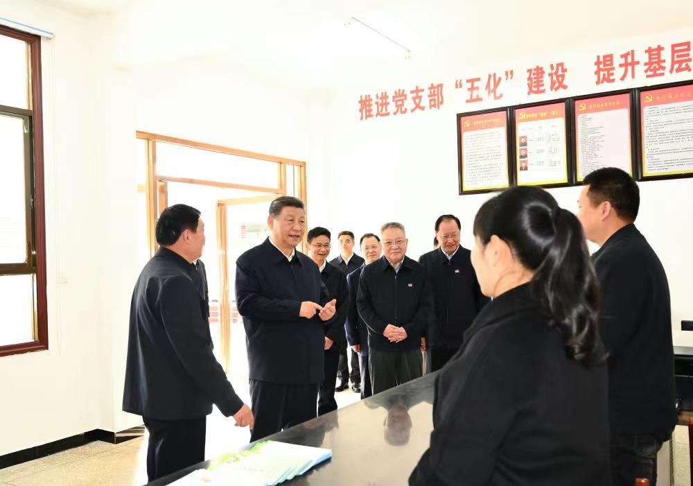 △2024年3月19日，習(xí)近平總書(shū)記在湖南常德市鼎城區(qū)謝家鋪鎮(zhèn)港中坪村黨群服務(wù)中心了解當(dāng)?shù)貫榛鶎訙p負(fù)、提升基層治理效能等情況。