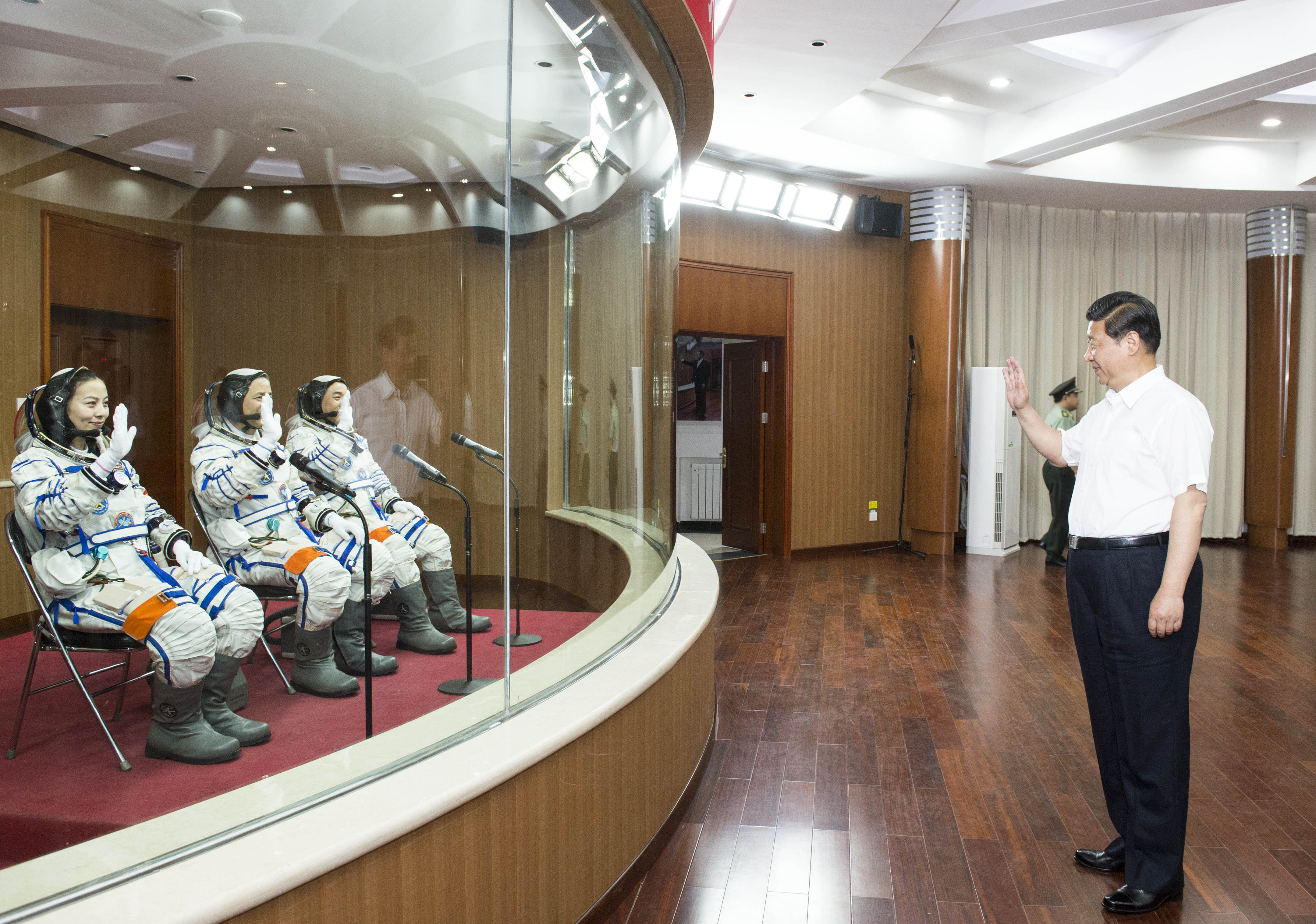 2013年6月11日，習(xí)近平總書記在酒泉衛(wèi)星發(fā)射中心觀看神舟十號載人飛船發(fā)射。這是習(xí)近平向即將出征的航天員聶海勝、張曉光、王亞平揮手致意。