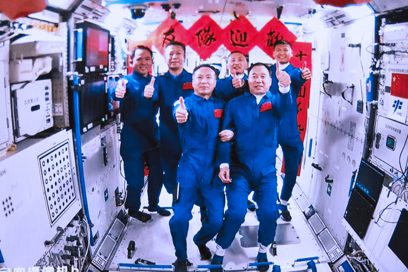 2023年5月30日，在北京航天飛行控制中心拍攝的神舟十五號航天員乘組與神舟十六號航天員乘組拍下“全家?！钡漠嬅妗? oldsrc=