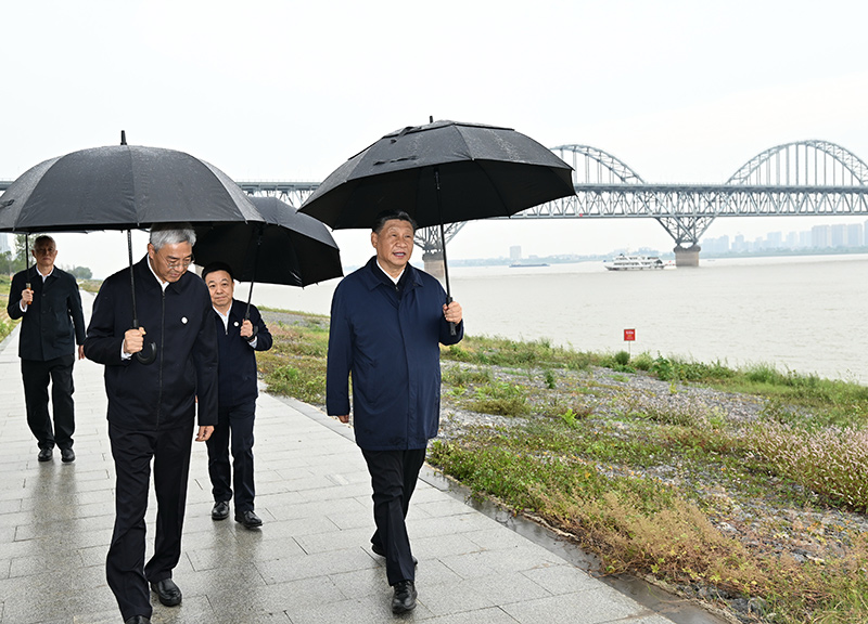 2023年10月10日至13日，中共中央總書記、國家主席、中央軍委主席習(xí)近平在江西考察。這是10日下午，習(xí)近平在長江國家文化公園九江城區(qū)段考察時(shí)，冒雨沿江堤步行察看沿岸風(fēng)貌。新華社記者 謝環(huán)馳 攝