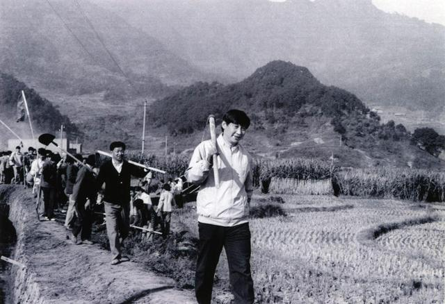 1989年12月2日，時(shí)任中共寧德地委書記的習(xí)近平帶領(lǐng)地直機(jī)關(guān)千余名干部到寧德縣南漈水利工地參加清溝排障修整水渠勞動(dòng)。新華社發(fā)