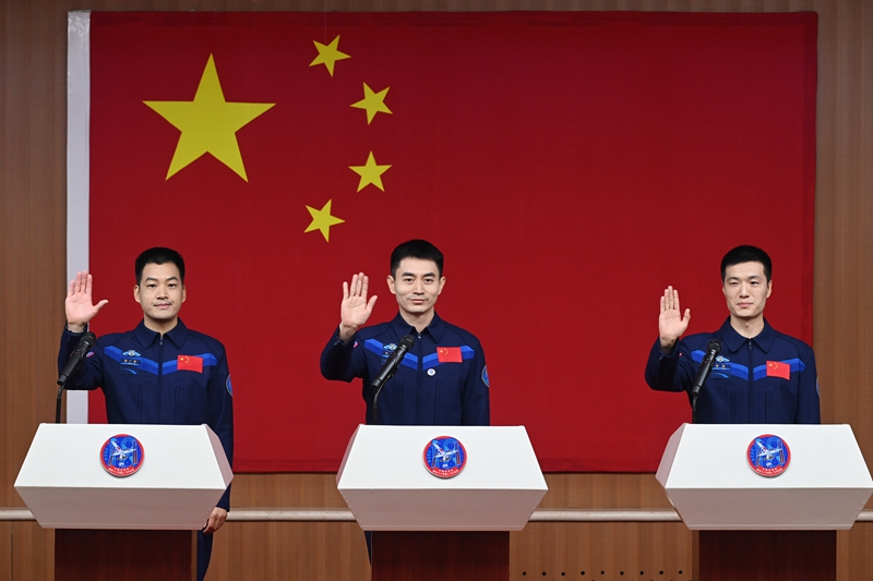 2024年月24日，神舟十八號載人飛行任務(wù)航天員葉光富（中）、李聰（右）、李廣蘇在酒泉衛(wèi)星發(fā)射中心問天閣與媒體記者集體見面。