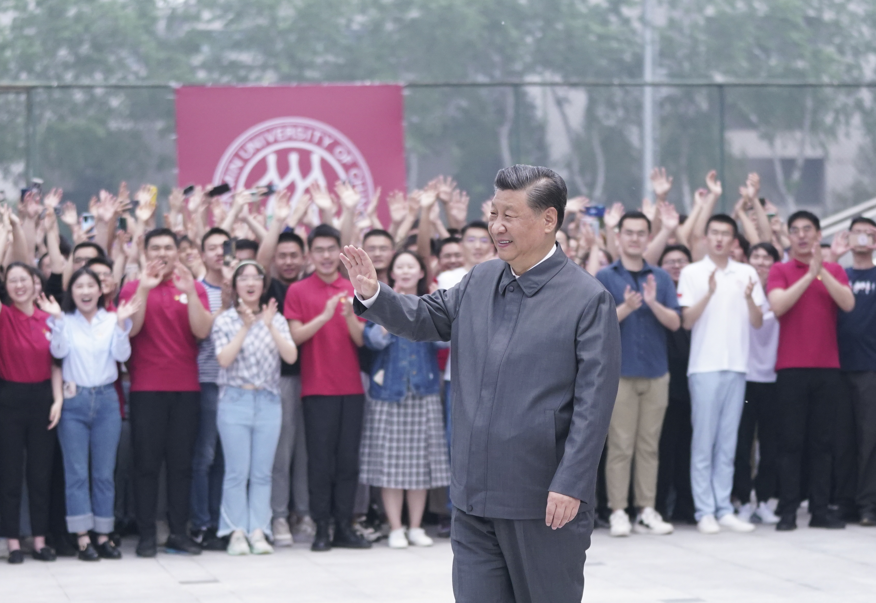 2022年4月25日，習(xí)近平總書記來到中國人民大學(xué)考察調(diào)研。這是習(xí)近平向師生們揮手致意。