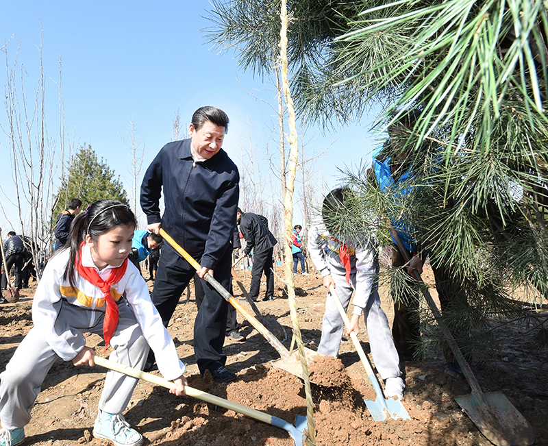 2015年4月3日，習近平總書記同大家一起植樹。