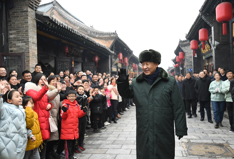 2022年1月27日，習近平總書記在平遙古城向現(xiàn)場群眾揮手致意。