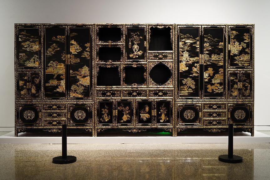 2023年7月9日，北京，中國工藝美術館·中國非物質(zhì)文化遺產(chǎn)館，“山西特色專業(yè)鎮(zhèn)平遙非遺雙寶中華行”展覽展出的推光漆器作品。