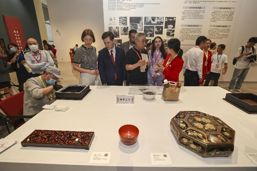 2023年5月28日，北京，推光漆器匠人為駐華使節(jié)展示技藝。