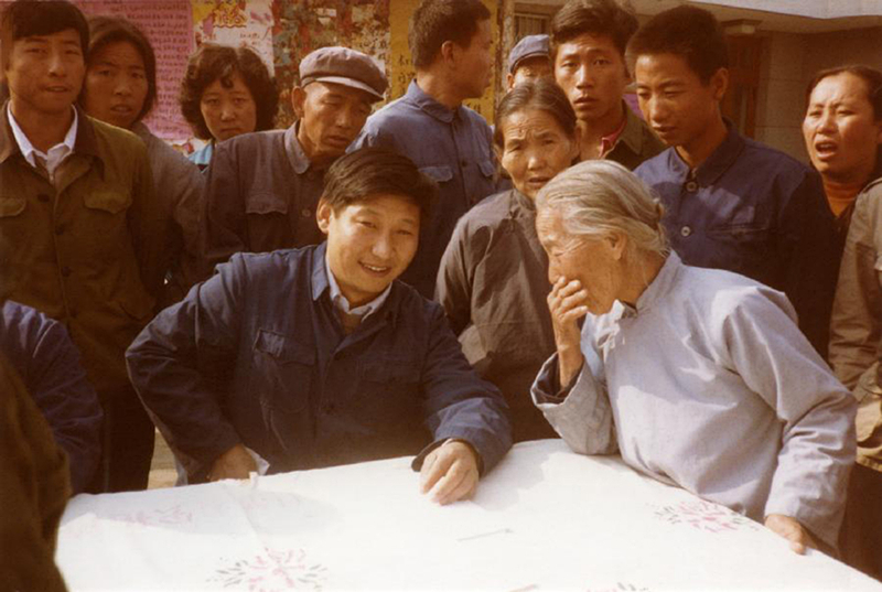 1983年，時任河北正定縣委書記的習近平（前排居中），臨時在大街上擺桌子聽取老百姓意見。