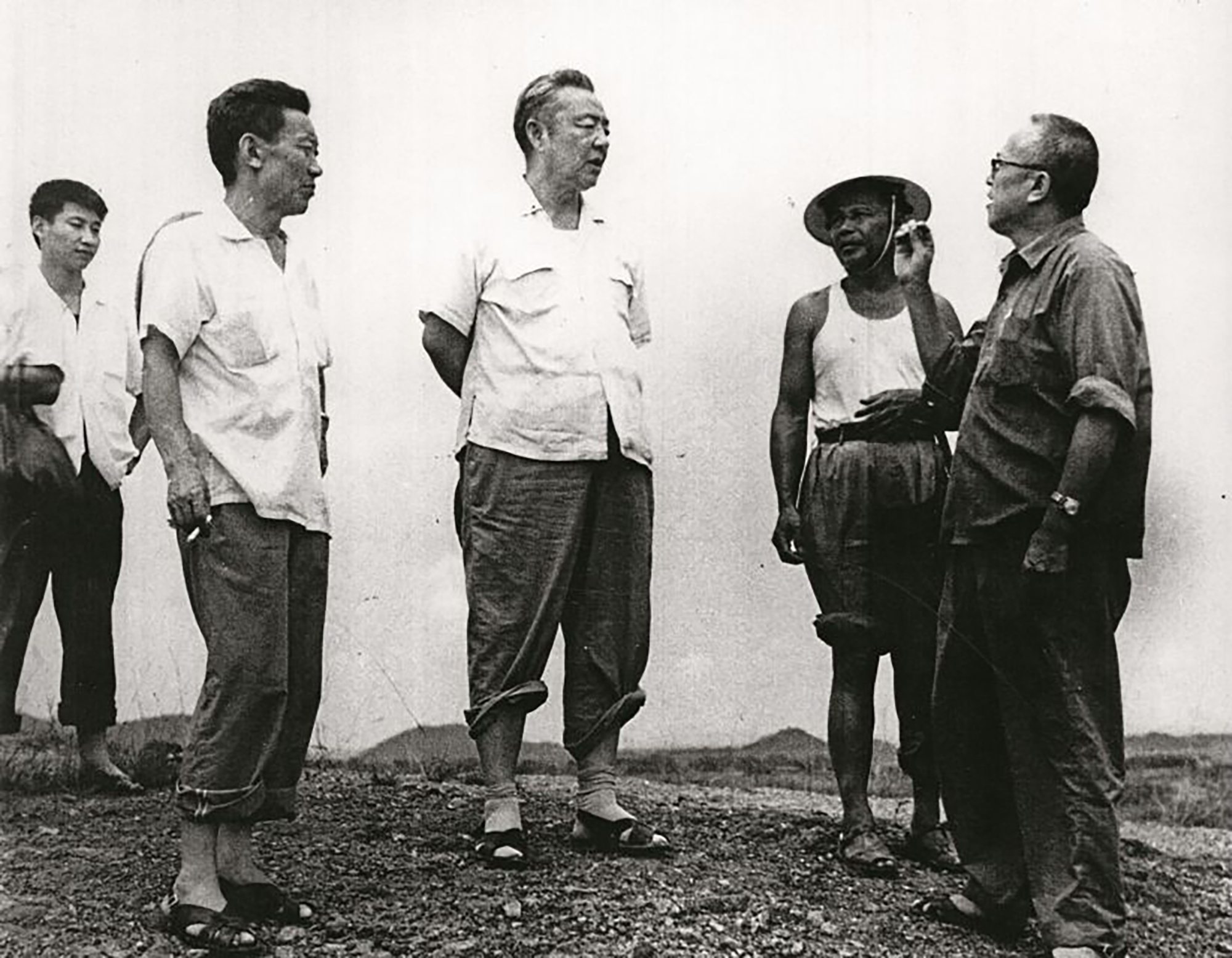 1978年8月5日，習仲勛（中）在廣東惠陽地區(qū)調(diào)研。左二為廣東省委農(nóng)村工作部副部長杜瑞芝，右一為惠陽地委書記李富林。 左一為當時正在清華大學暑期的習近平。