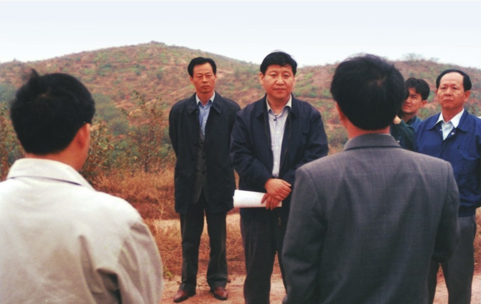 1999年11月，習(xí)近平在龍巖市長(zhǎng)汀縣河田水土流失治理區(qū)調(diào)研。圖源：《習(xí)近平在福建（下）》
