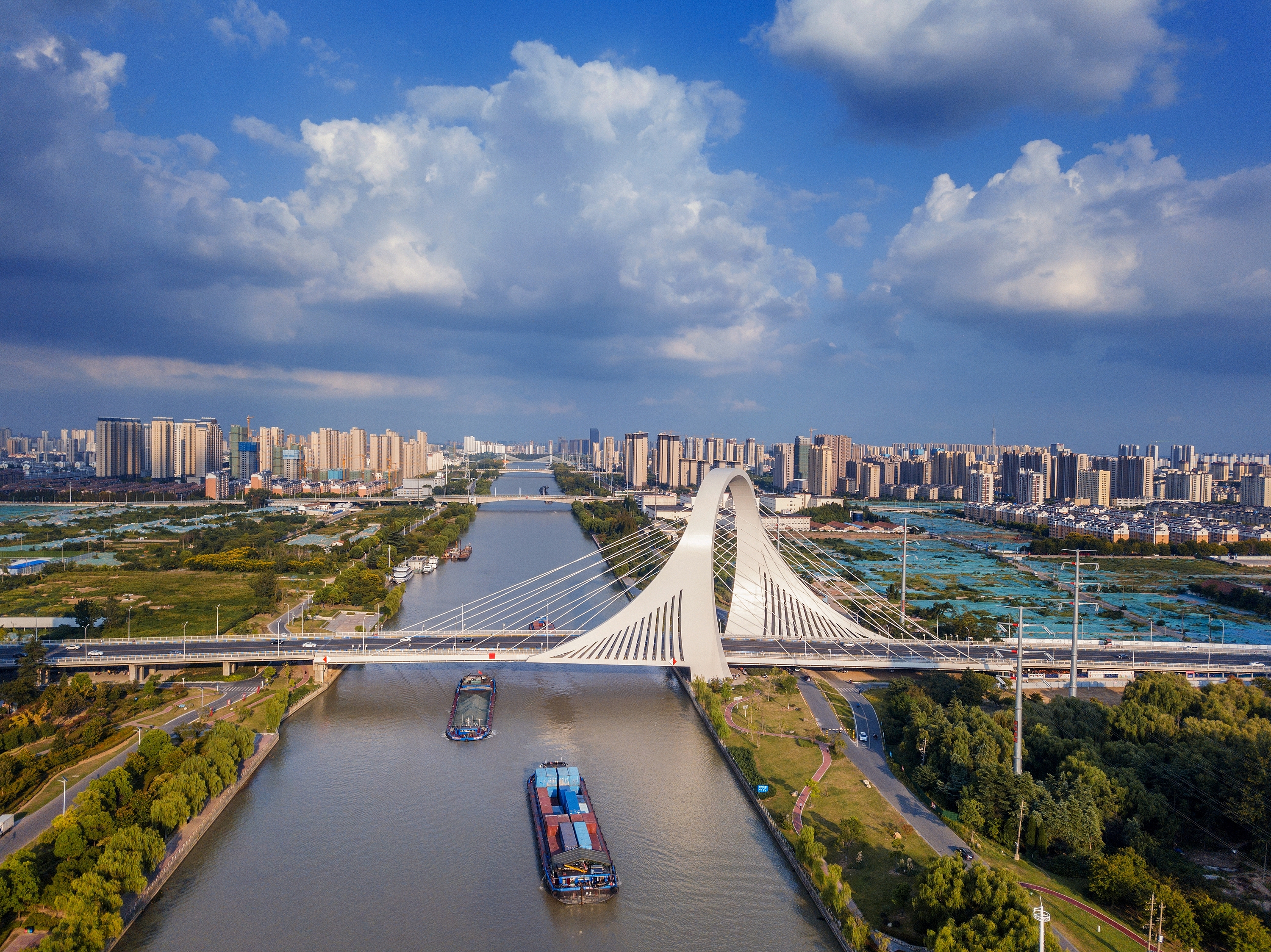 2022年9月12日，幾艘船舶行駛在江蘇淮安運河大橋附近。