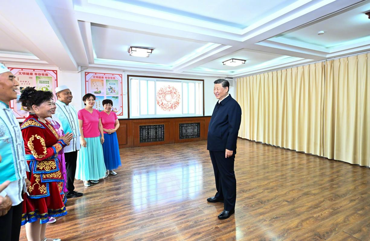 6月19日下午，習(xí)近平總書(shū)記在銀川市金鳳區(qū)長(zhǎng)城花園社區(qū)活動(dòng)室考察時(shí)，同社區(qū)居民親切交流。