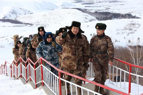  2014年1月26日上午，習(xí)近平來(lái)到內(nèi)蒙古邊防某團(tuán)三角山哨所，看望正在執(zhí)勤的戰(zhàn)士。新華社記者 李剛 攝