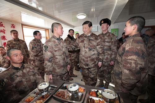 2014年1月26日中午，習(xí)近平來(lái)到連隊(duì)食堂，同戰(zhàn)士們一起用餐。新華社記者 李剛 攝