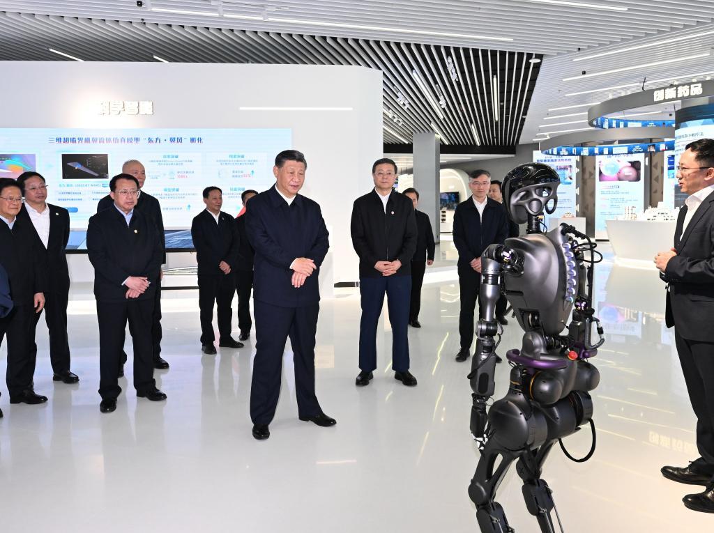 2023年11月28日下午，習(xí)近平在浦東新區(qū)張江科學(xué)城參觀上?？萍紕?chuàng)新成果展。新華社記者 謝環(huán)馳 攝