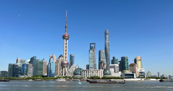 沿蘇州河遠(yuǎn)眺陸家嘴城市建筑群。人民網(wǎng) 馬作鵬 攝