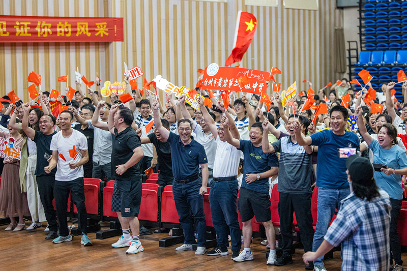 北京時間7月27日，2024年巴黎奧運(yùn)會首個比賽日，在射擊10米氣步槍混合團(tuán)體比賽中，中國選手黃雨婷/盛李豪獲得金牌。圖為黃雨婷的母校師生們通過收看奧運(yùn)直播的方式為她加油助威。