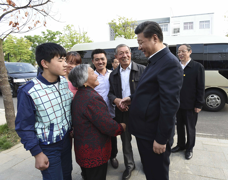 2016年4月25日，習(xí)近平在安徽省滁州市鳳陽縣小崗村看望當(dāng)年大包干帶頭人嚴(yán)金昌（右三）一家。