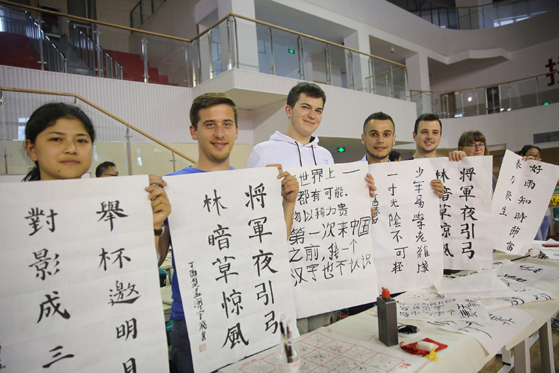 2017年6月5日，來自青島大學(xué)和中國石油大學(xué)（華東）的外國留學(xué)生在展示剛剛現(xiàn)場完成的書法作品。