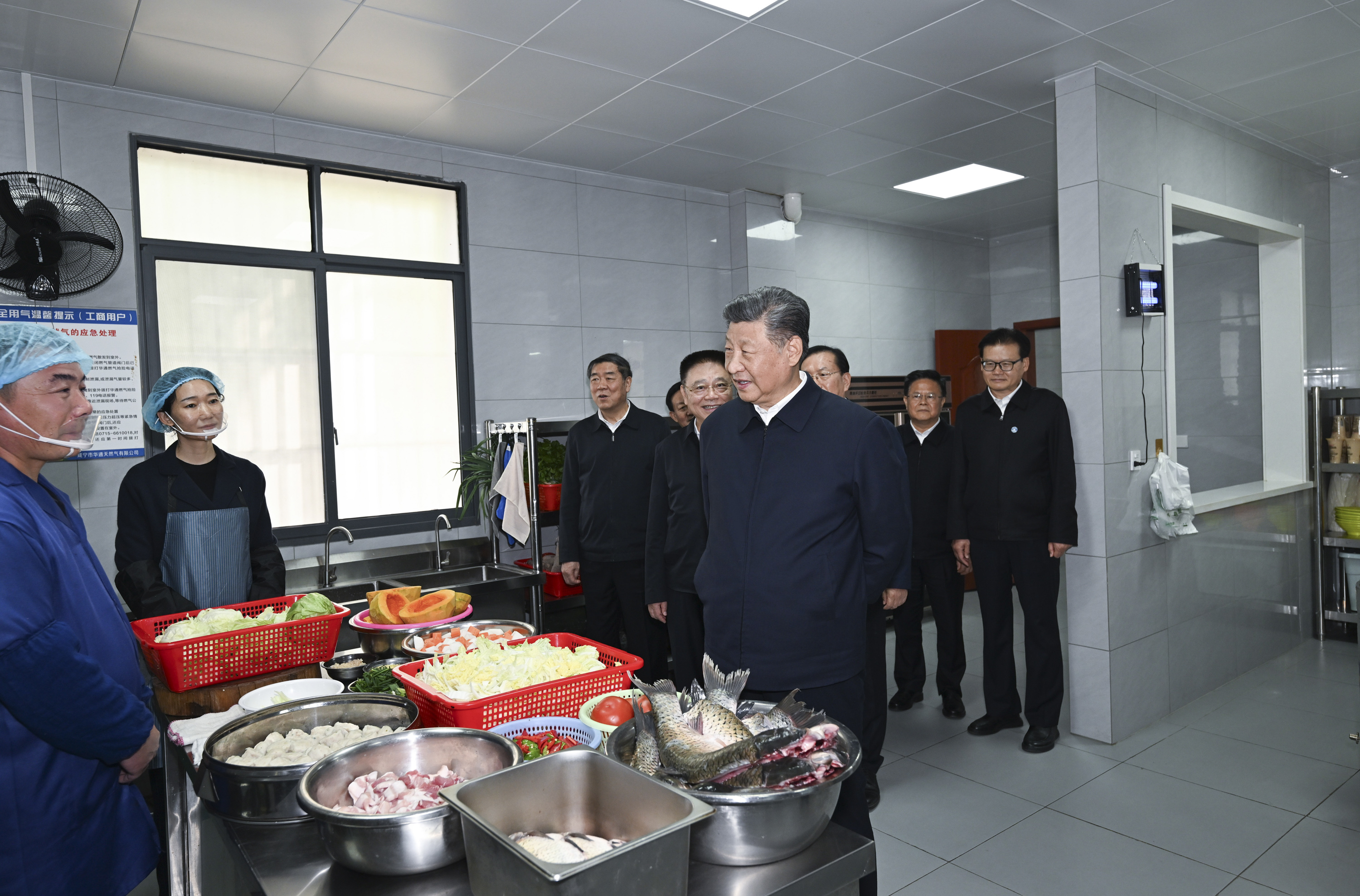 2024年11月5日，習(xí)近平總書記在湖北省咸寧市嘉魚縣潘家灣鎮(zhèn)四邑村考察。