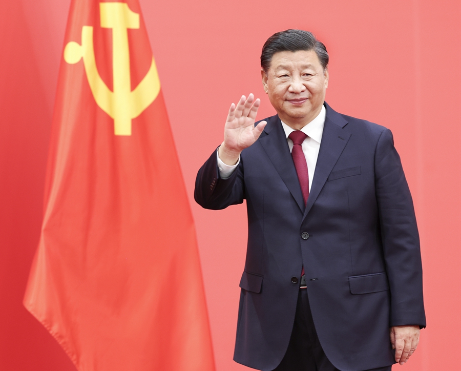 2022年10月23日，習(xí)近平在北京人民大會堂同采訪中共二十大的中外記者親切見面。