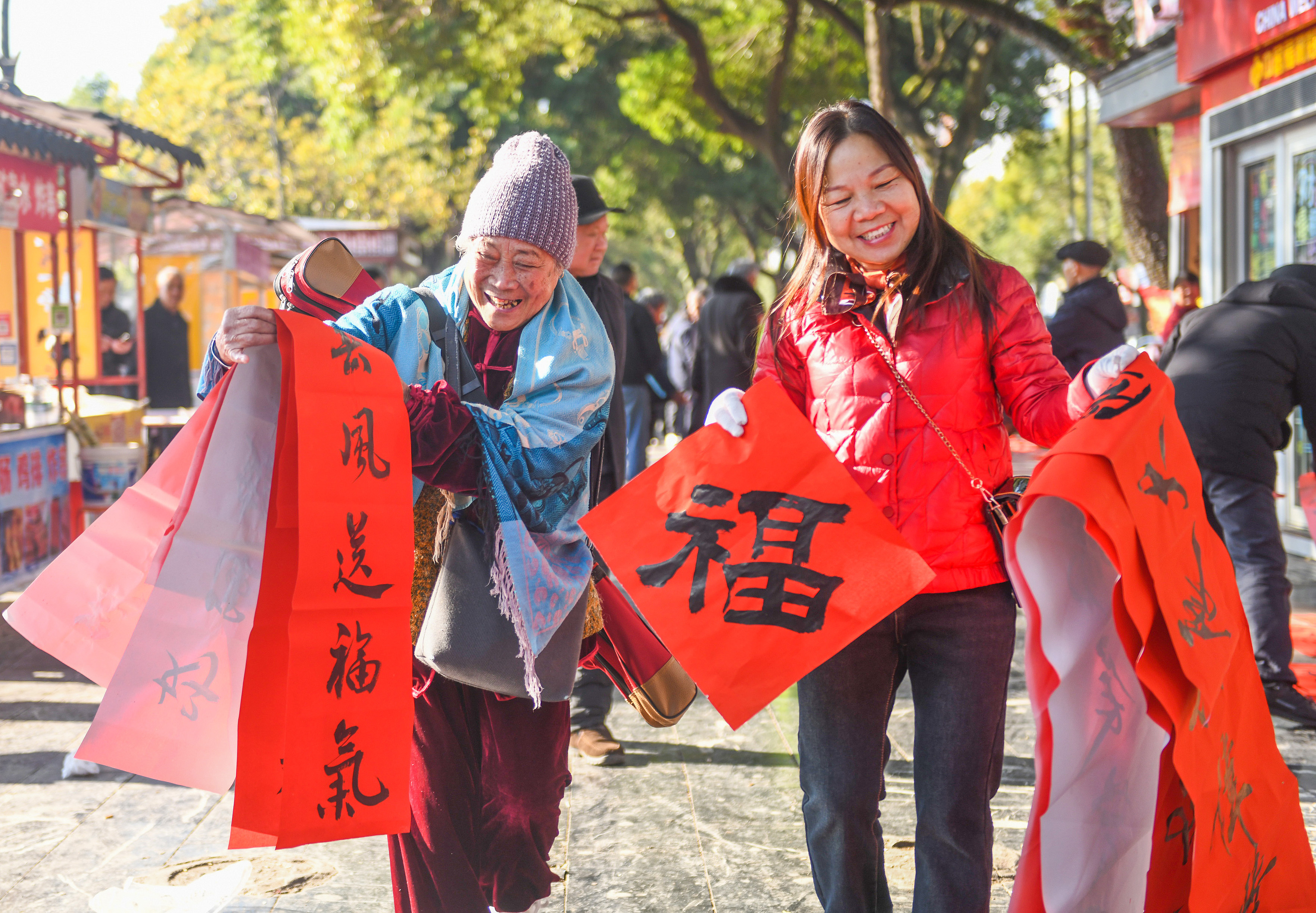 2025年1月13日，在湖南省永州市道縣西洲公園義工崗?fù)?，市民們領(lǐng)到了書法志愿者為大家書寫的春聯(lián)。