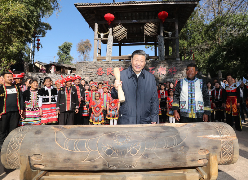 2020年1月19日，習(xí)近平總書記在云南省騰沖市清水鄉(xiāng)三家村中寨司莫拉佤族村廣場上，敲響三聲佤族木鼓，祝福來年風(fēng)調(diào)雨順、國泰民安。