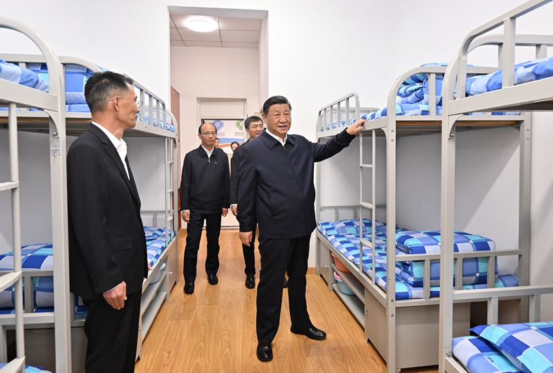2024年6月18日下午，習近平總書記在青海果洛西寧民族中學宿舍樓察看學生住宿條件。