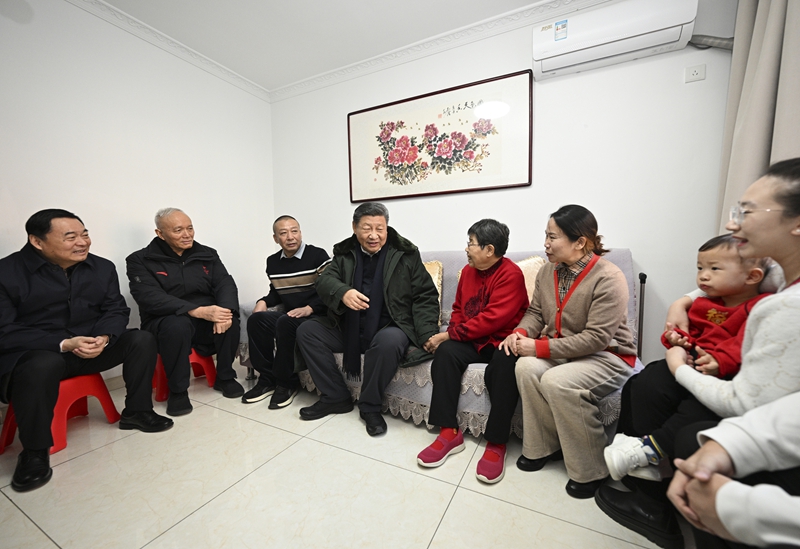 2025年1月23日上午，習近平總書記在遼寧沈陽大東區(qū)長安街道長安小區(qū)考察時，走進居民郎素蘭家中看望。