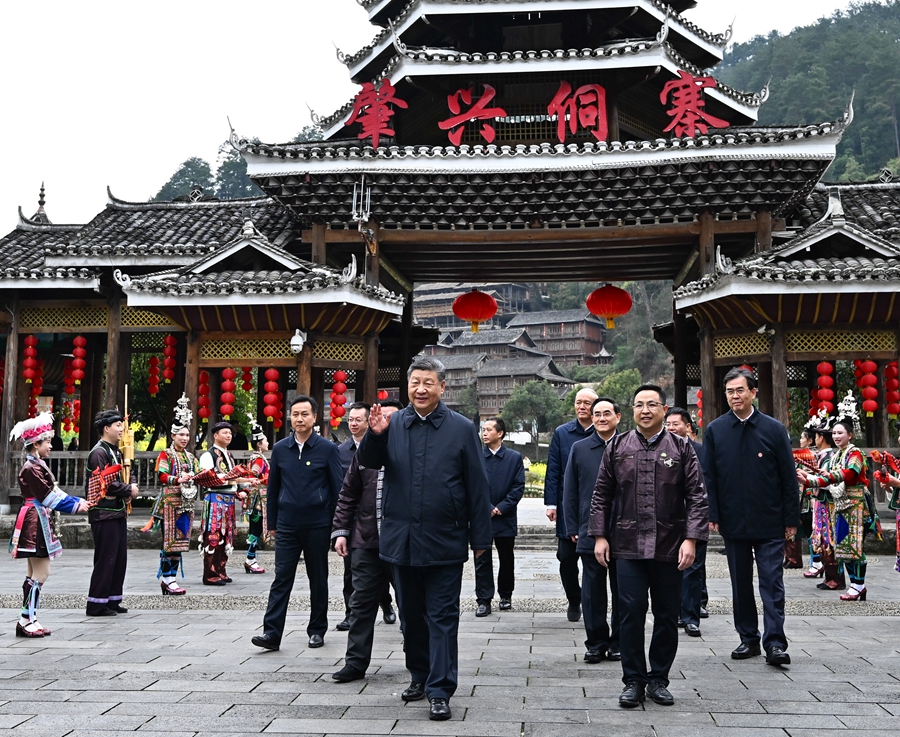 2025年3月17日下午，習近平在黔東南州黎平縣肇興侗寨考察時，在寨門口向身著民族盛裝歡迎的村民揮手致意。新華社記者 燕雁 攝