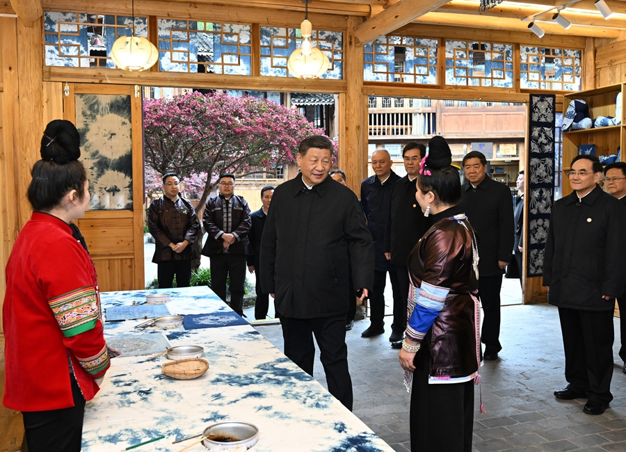 2025年3月17日下午，習近平在黔東南州黎平縣肇興侗寨侗鄉(xiāng)特色產(chǎn)業(yè)基地考察。新華社記者 謝環(huán)馳 攝