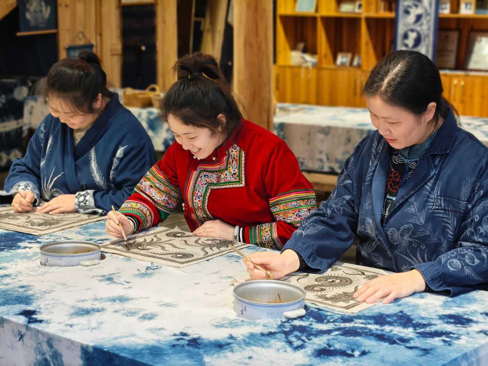 2025年3月14日，村民在肇興侗寨內(nèi)制作蠟染。圖片來源：新華社
