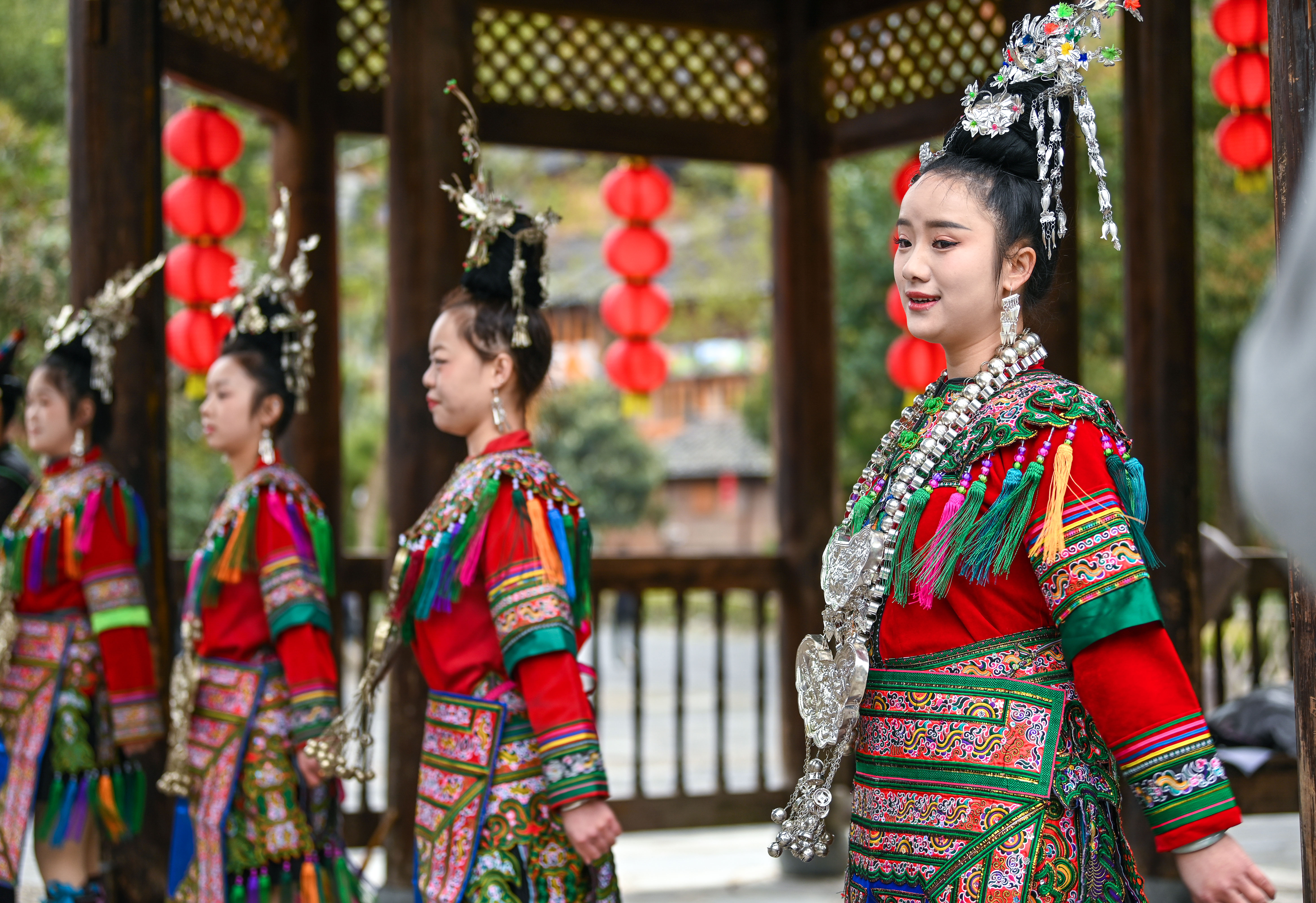 2025年3月18日，侗族群眾在貴州省黎平縣肇興侗寨給游客演唱侗族大歌。