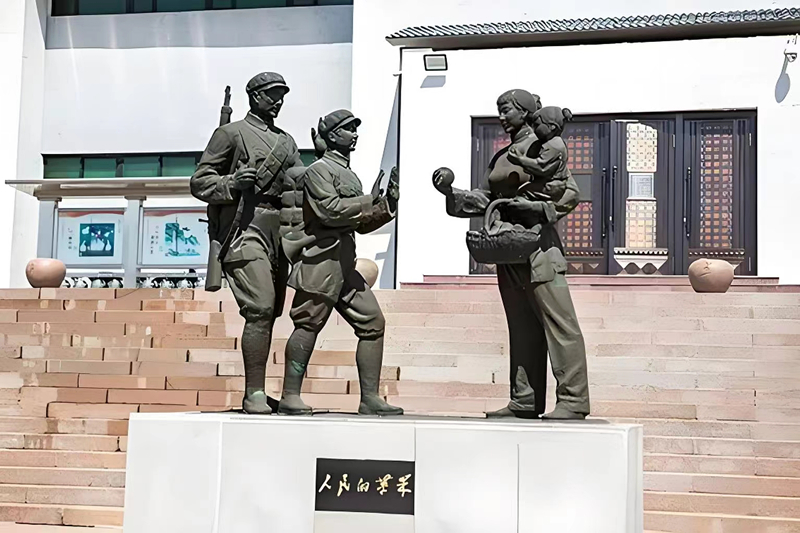 錦州蘋果廉政文化展覽館前的《人民的蘋果》主題雕塑。（由遼沈戰(zhàn)役紀(jì)念館供圖）