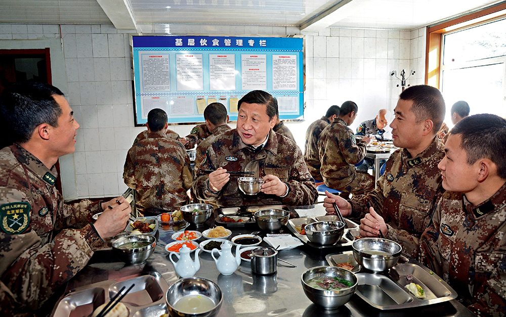 2014年1月26日，習(xí)近平主席專程來到內(nèi)蒙古軍區(qū)邊防某部，親切看望慰問戍邊官兵。這是在連隊食堂，習(xí)近平主席同戰(zhàn)士們一起用餐。