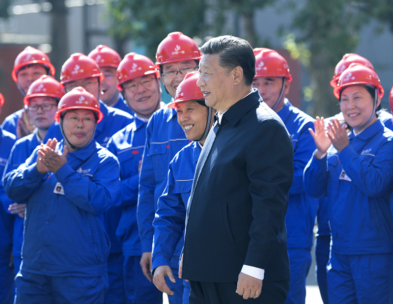 2018年9月26日，在中國一重集團，習(xí)近平總書記走到工人中間，同大家親切交流。