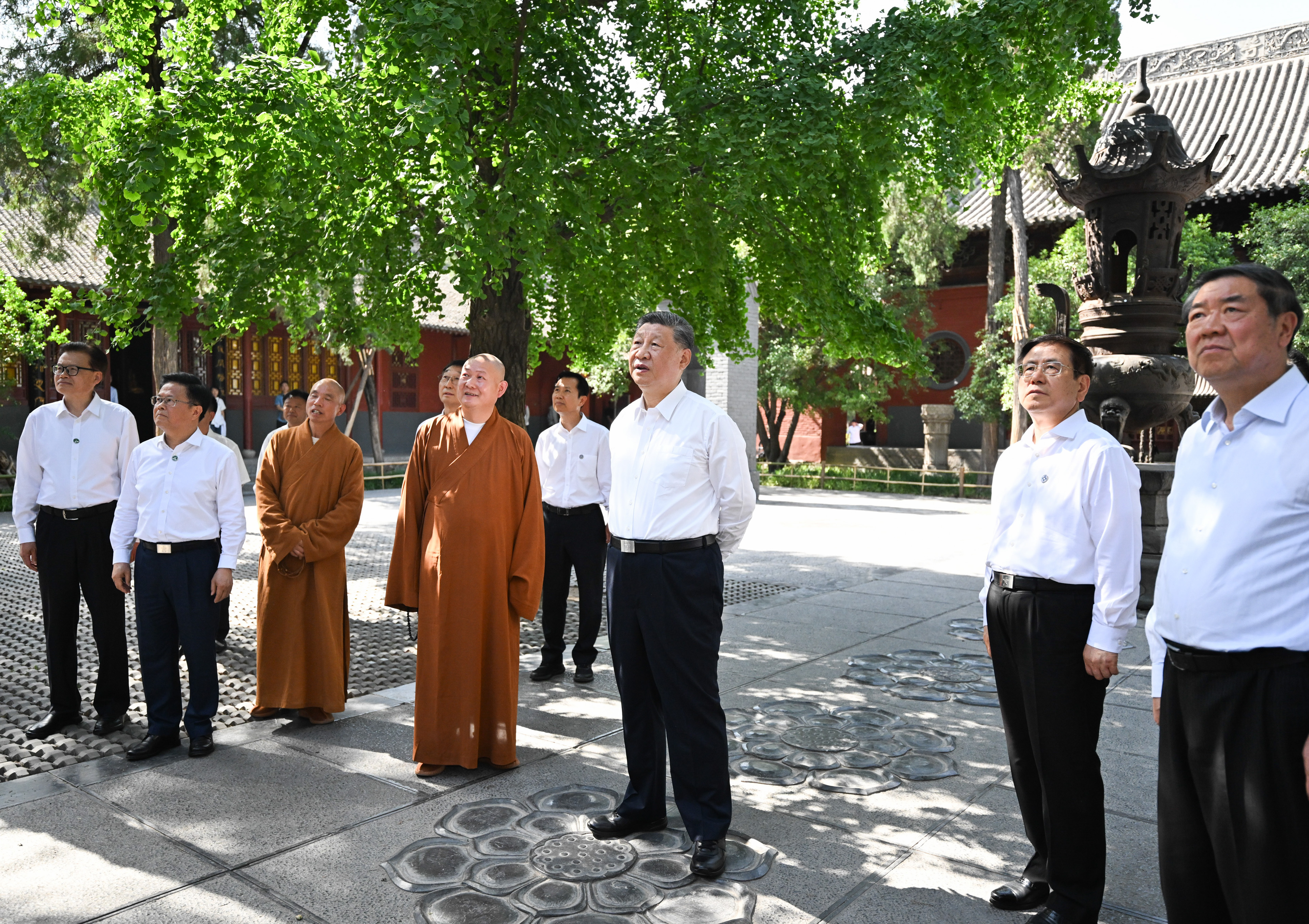 5月19日至20日，中共中央總書記、國(guó)家主席、中央軍委主席習(xí)近平在河南考察。這是19日下午，習(xí)近平在洛陽(yáng)白馬寺考察。新華社記者 燕雁 攝