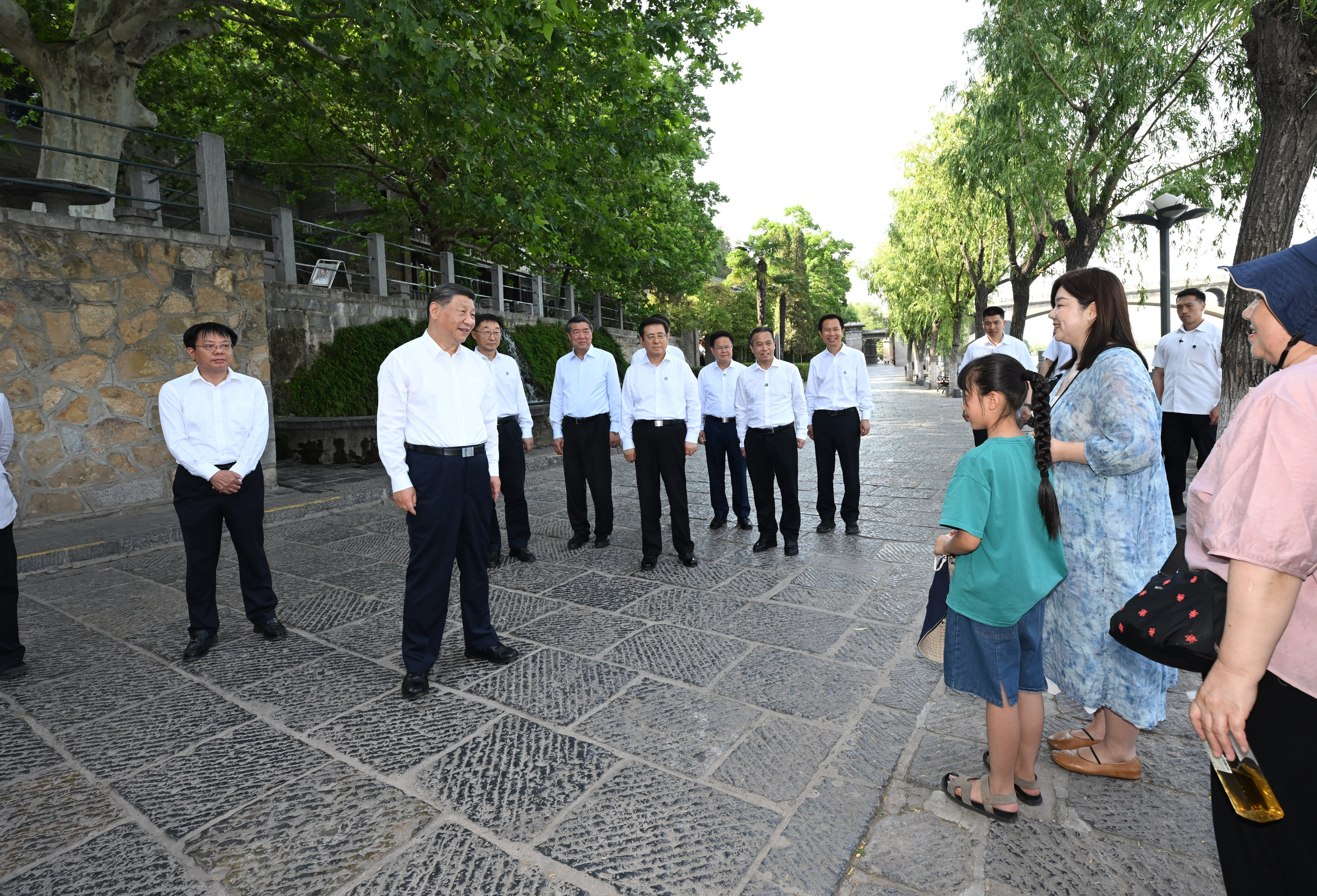 5月19日至20日，中共中央總書記、國(guó)家主席、中央軍委主席習(xí)近平在河南考察。這是19日下午，習(xí)近平在洛陽(yáng)龍門石窟考察時(shí)，同游客親切交流。新華社記者 謝環(huán)馳 攝