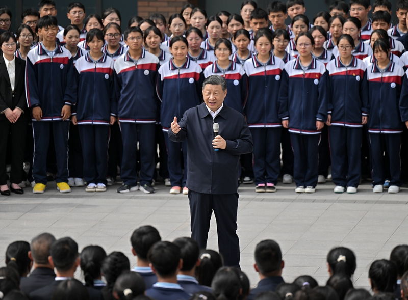 2024年6月18日，習(xí)近平總書(shū)記在青海果洛西寧民族中學(xué)考察時(shí)，同師生們親切交流。