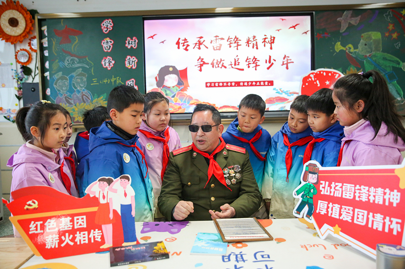 2025年3月3日，江蘇南通如皋市安定小學(xué)里，傷殘軍人許波銀在思政小課堂上向?qū)W生講述雷鋒故事。