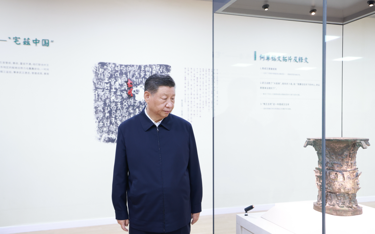 2024年9月10日，習(xí)近平總書記在前往甘肅考察途中，來(lái)到陜西寶雞參觀寶雞青銅器博物院。